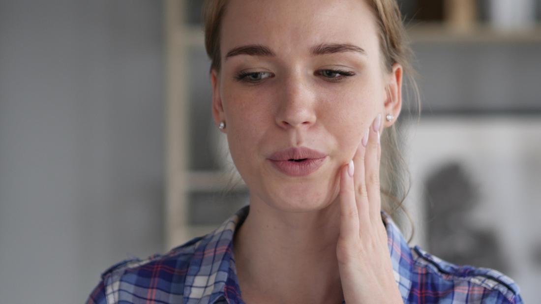 woman experiencing toothache